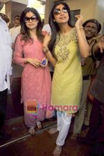 Shilpa and Shamita Shetty snapped at Siddhivinayak in Dadar, Mumbai on 22nd March 2011 (3).JPG